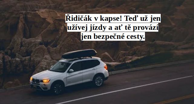 Stříbrné auto na silnici