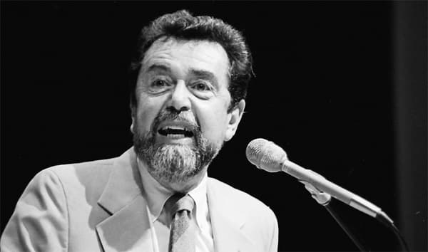 Leo Buscaglia hovořící do mikrofonu