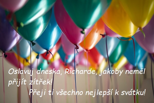 Barevné nafukovací balónky s gratulací pro Richarda k svátku.