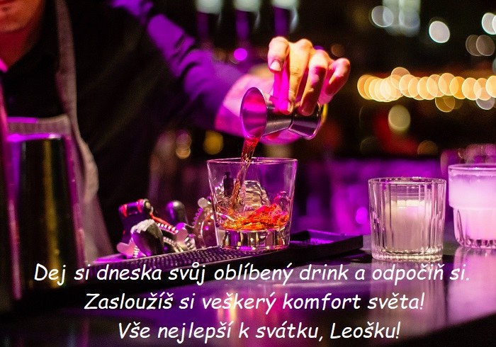 Přání k svátku Leonardovi na pozadí barmana, nalévajícího drink do sklenice.