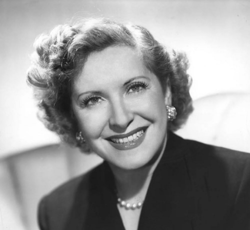 Černobílý portrét americké komičky Gracie Allen.