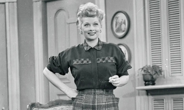 Černobílá fotografie Lucille Ball v seriálu "I Love Lucy". 