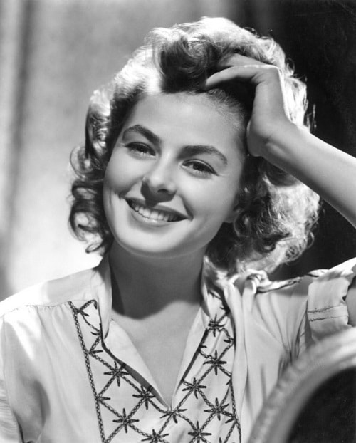 Černobílá fotografie smějící se Ingrid Bergman