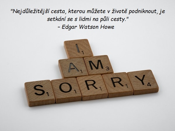 Dřevěné kostičky s nápisem "I am sorry" a s citátem o omluvě od Edgara Watsona Howeho.