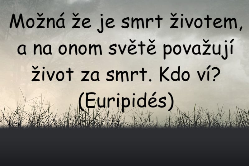 Zasmušilý obrázek lesu v mlze, na něm text : Možná že je smrt životem, a na onom světě považují život za smrt. Kdo ví? (Euripidés)