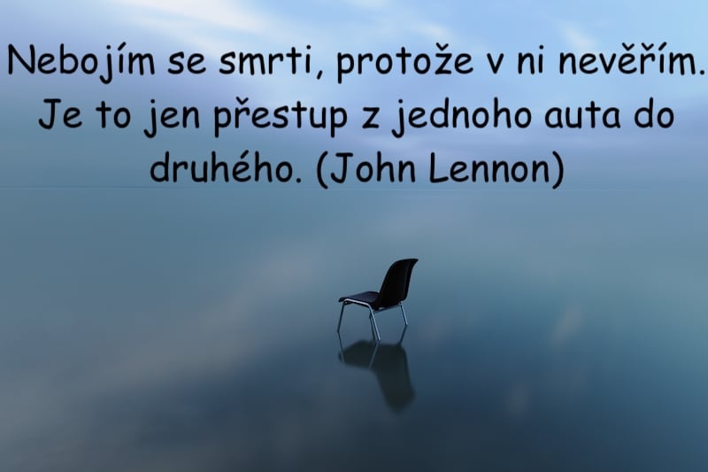 Osamělá židle stojí zdánlivě na jezeře, ve kterém se odráží nebe, text: Nebojím se smrti, protože v ni nevěřím. Je to jen přestup z jednoho auta do druhého. (John Lennon).