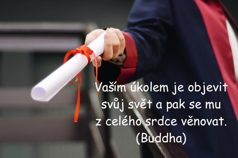 Ruka svírá získaný diplom za studia, v detailu.