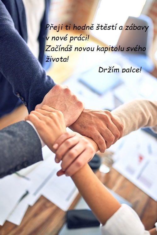 Přání k odchodu ze zaměstnání na pozadí čtyř spojených rukou do tvaru čtverce nad kancelářským stolem.