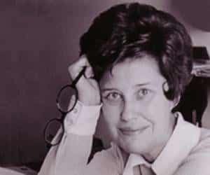 Erma Bombeck držící dioptrické brýle