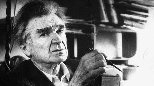 Emil Cioran držící propisku v ruce