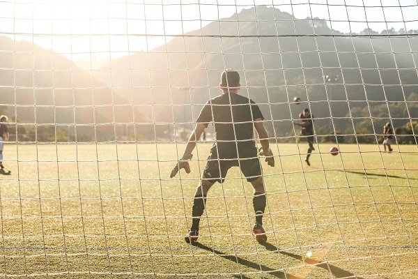 Fotbalisté na hřišti v horském prostředí