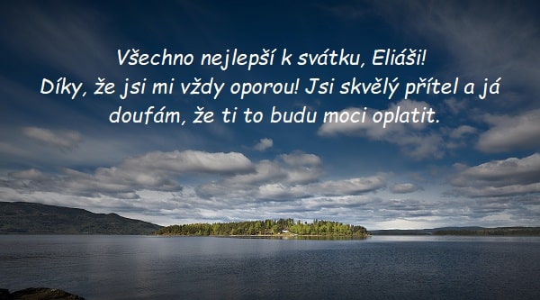 Zalesněný ostrov obklopený vodou pod oblohou s mraky a s přáním ke jmeninám Eliášovi.