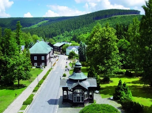 Fotografie budov v obci Karlova Studánka.