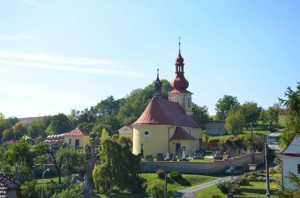 Kostelík v obci Jindřichov v okrese Bruntál.