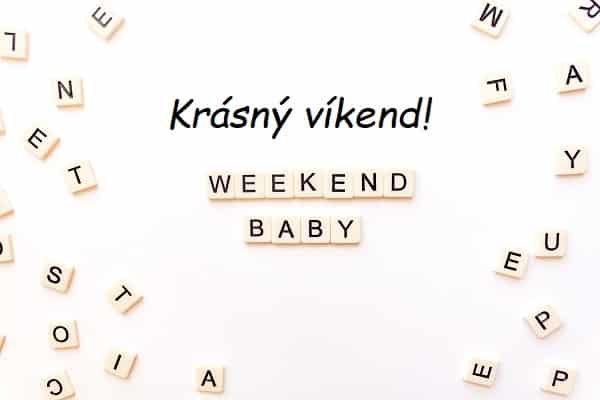 Písmenka na bílém pozadí s anglickým nápisem "Weekend baby" a českým nápisem "Krásný víkend!". 