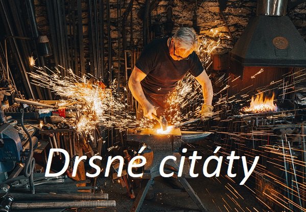 Kovář v dílně s jiskrami a nápisem "Drsné citáty"