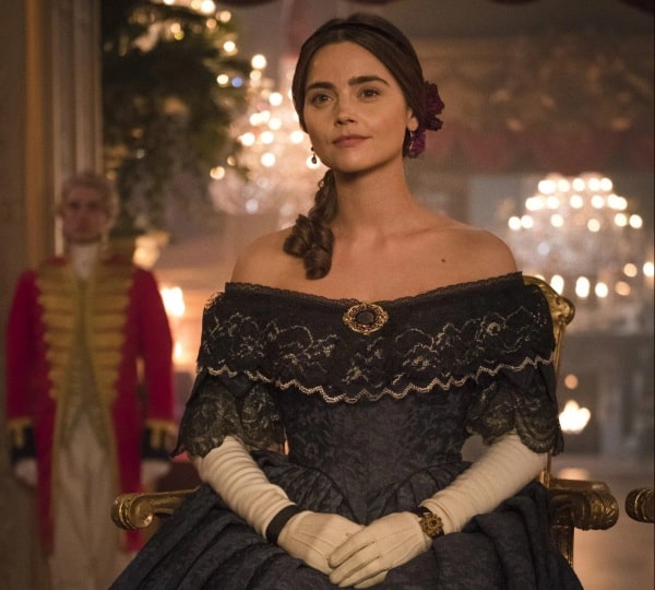 Jenna Coleman jako královna Viktorie.