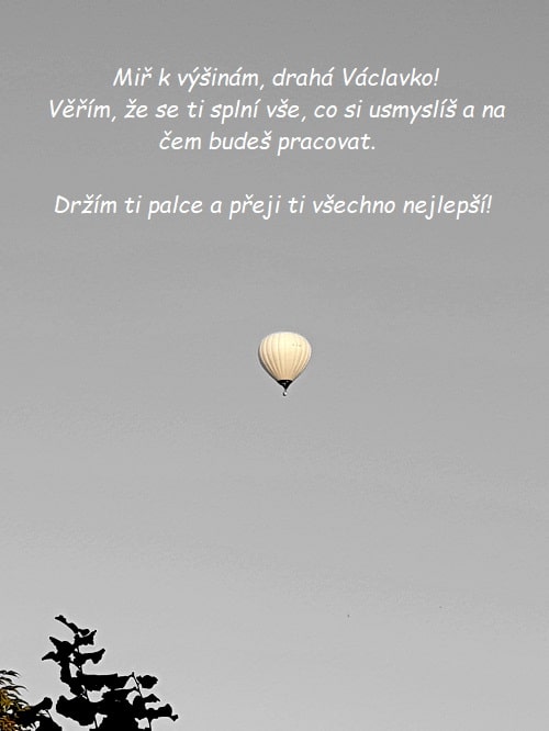 Létající balón na šedivé obloze s přáním ke jmeninám Václavě.