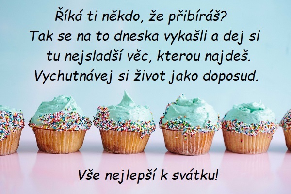 Řada mátových dortíků s barevným kapáním a blahopřáním všeho nejlepšího k svátku.