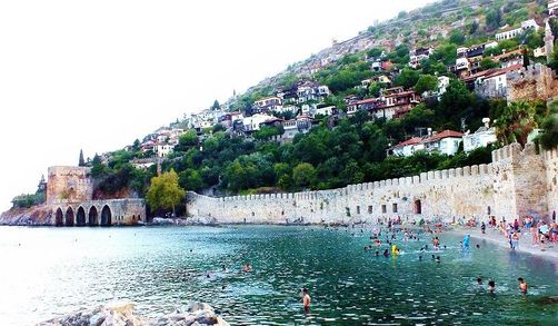 Pohled na město Alanya v Turecku nad pláží u moře.