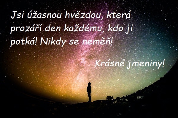 Muž v přírodě hledící k hvězdnému nebi s přáním krásných jmenin.