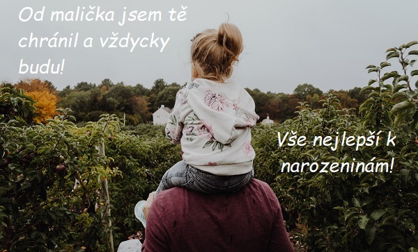 Muž nesoucí na ramenou holčičku s přáním k narozeninám. 