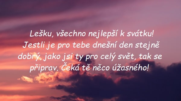 Gratulace k svátku Leškovi na pozadí červené oblohy při západu slunce.