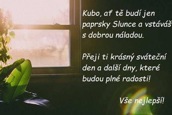 Okno, skrze které prochází sluneční svit s květinami a přáním k svátku Jakubovi. 