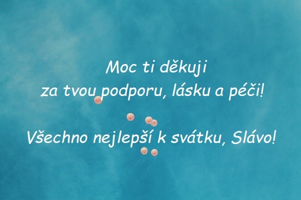 Přání všeho nejlepšího Slavojovi na pozadí modré oblohy s letícími oranžovými nafukovacími balónky.