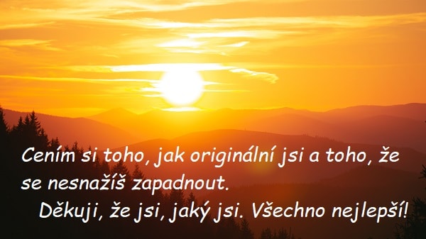 Západ slunce nad horami s přáníčkem všeho nejlepšího. 