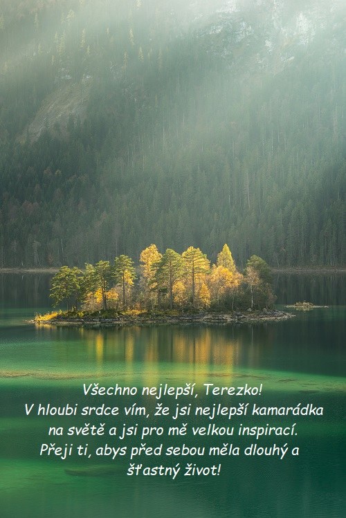 Blahopřání k svátku pro Terezu na pozadí zalesněného ostrůvku obklopeného vodní hladinou.