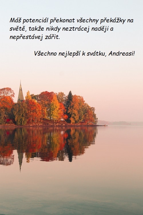 Přání k svátku Andreasovi na pozadí zalesněného ostrova s kostelem, obklopeného vodní hladinou. 