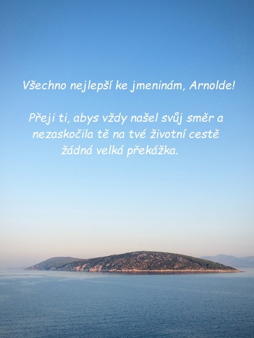 Blahopřání ke jmeninám Arnoldovi na pozadí ostrova v moři pod modrou oblohou.