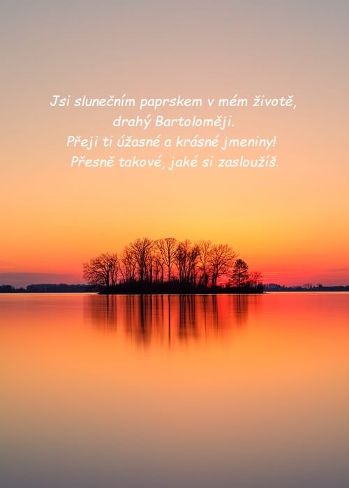 Přání k svátku Bartoloměji na pozadí ostrůvku se stromy, obklopeném vodní hladinou, při západu slunce.