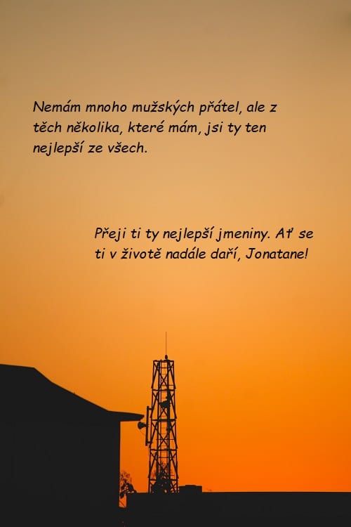 Přání k svátku pro Jonatana na pozadí těžební věže při západu slunce.