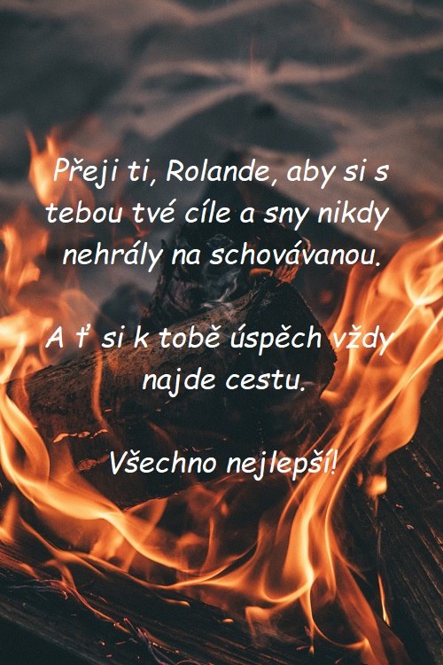 Gratulace k svátku Rolandovi na pozadí polen v hořícím ohni. 