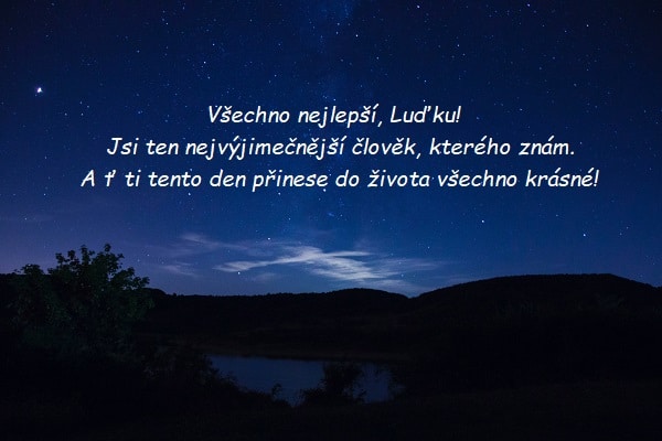 Hvězdná obloha nad jezerem, obklopeném lesy s přáním všeho nejlepšího Luďkovi. 