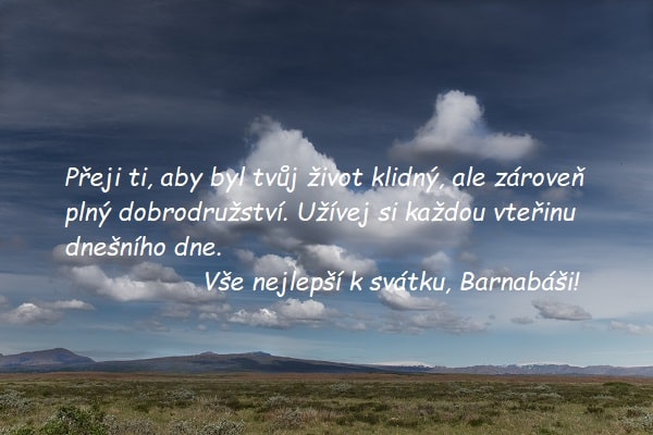 Blahopřání k svátku pro Barnabáše na pozadí oblohy s oblaky nad rozlehlou krajinou.