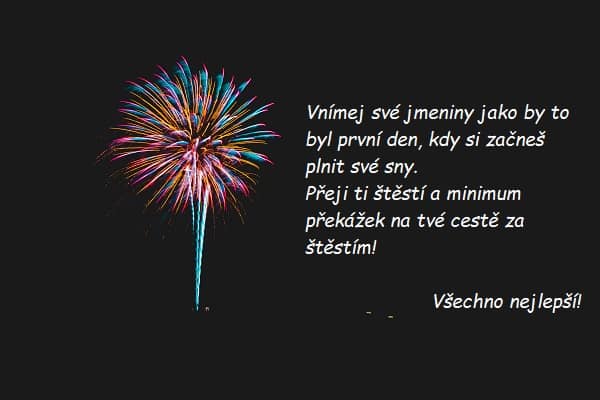 Přání všeho nejlepšího k svátku na tmavém pozadí s vybuchujícím barevným ohňostrojem. 