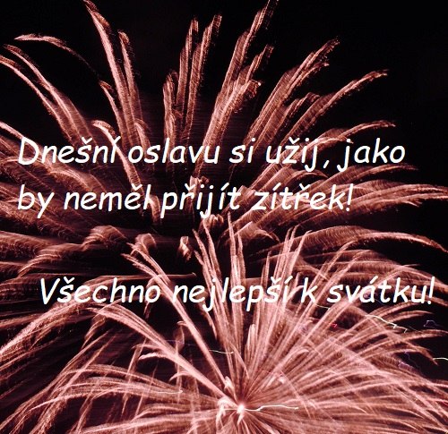 Přání všeho nejlepšího k svátku na pozadí vybuchujícího ohňostroje.