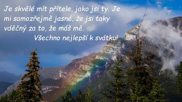 Hory s jehličnatými stromy a přáním všeho nejlepšího k svátku. 