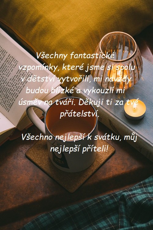 Přání všeho nejlepšího k svátku nejlepšímu příteli na pozadí knihy, hrníčku s čajem a svíček. 