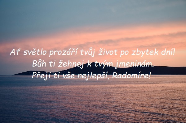 Moře v pozadí s horami při západu slunce s gratulací ke jmeninám Radomírovi. 