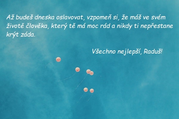 Přání k svátku Radomíře na pozadí modré oblohy s letícím nafukovacími balónky. 