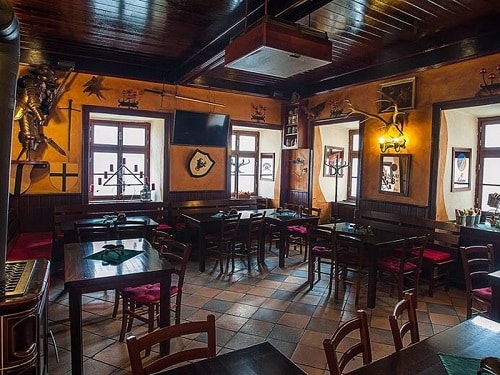 Interiér restaurace U Krále Jiřího v Chebu.