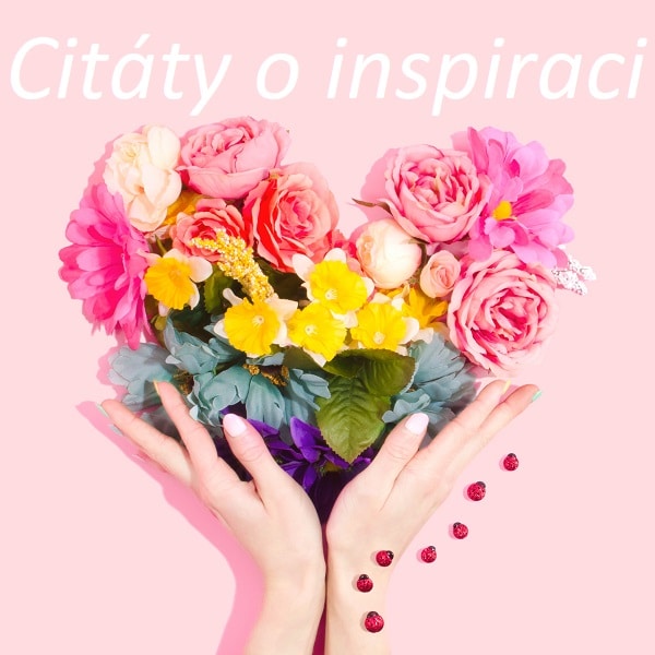 Dlaně držící květy ve tvaru květů s nápisem "Citáty o inspiraci"