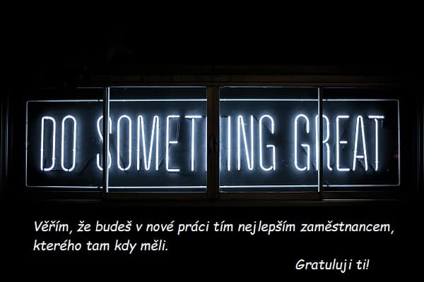 Přání do nového zaměstnání pod svítícím nápisem "Do something great" na černém pozadí.