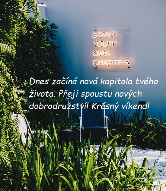 Zeleň u domu se svítícím nápisem na zdi "start your own chapter" a s přáním na hezký víkend.