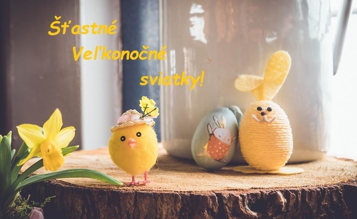 Velikonoční kuřátko se zajíčkem z vajíček s přáním k Velikonocům. 