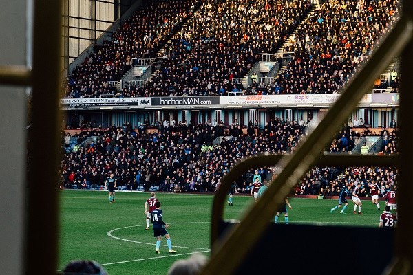 Záběr na fotbalový stadion plný diváků na tribunách